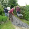 Voorjaar 2010: reparatie schelpenpaden tuinen De Domp